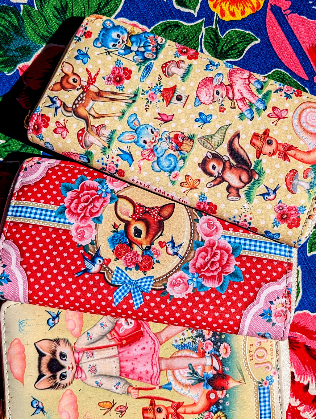 Grown up, large organised wallet with a fun, kitsch twist designed by a local artist, Fiona Hewitt.
Bright pink lining, zip middle for coins and two sides for cards and cash!
Dimensions 21 x 12 x 2.5cm
Dumpling Dynasty