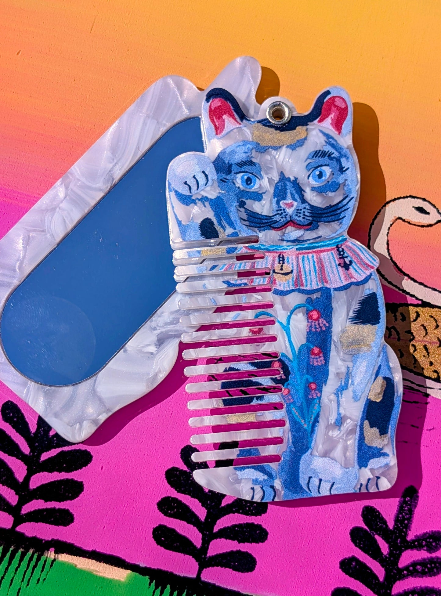Lucky cat comb and mirror