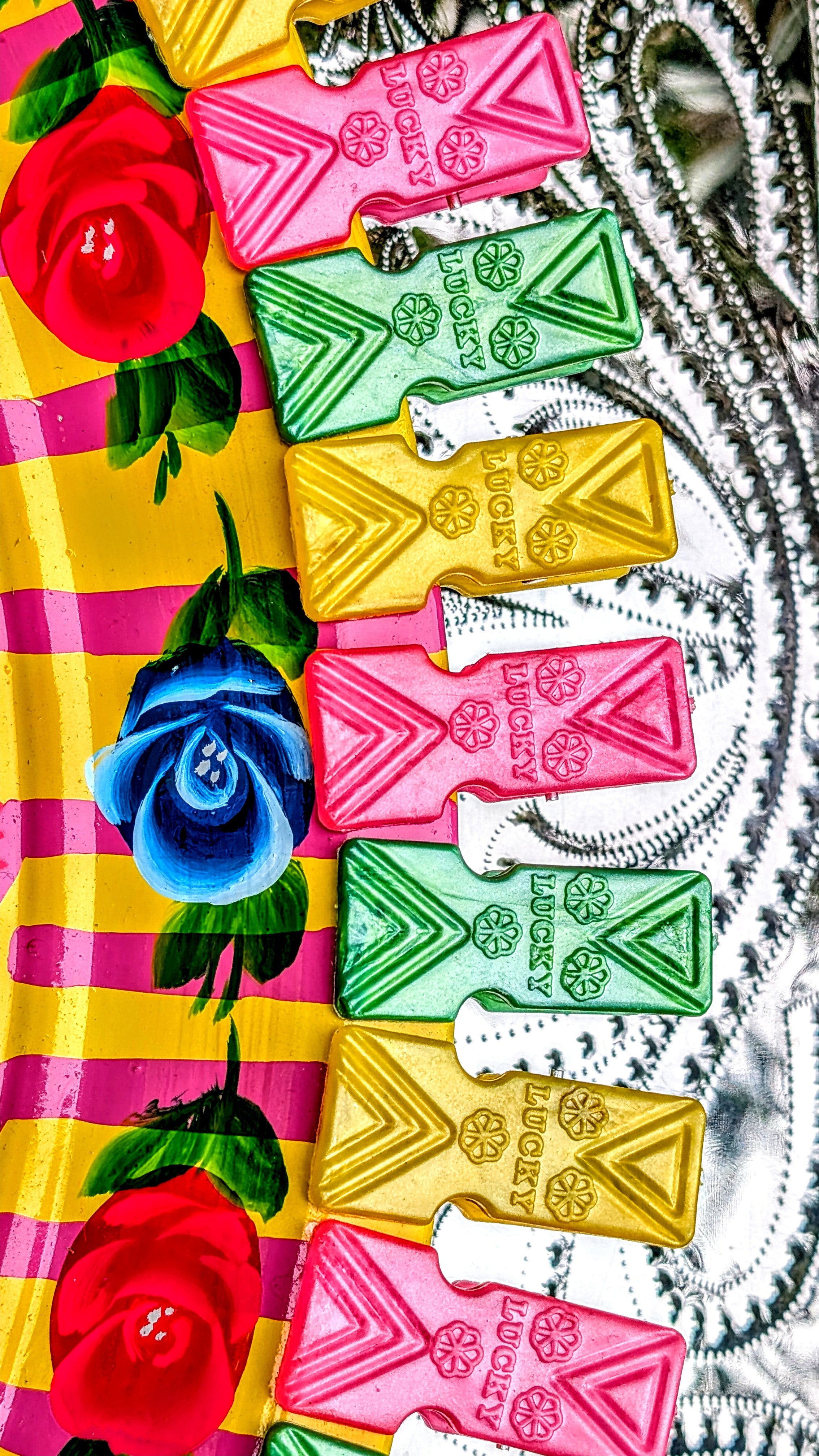 Chunky bright, pearly pegs with flowers for luck! These are great for clipping all of your open packets shut in the cupboard, clipping up posters, washing on the line and a whole manner of other uses! 10 pieces per pack.

6 cm x 2.5cm each
