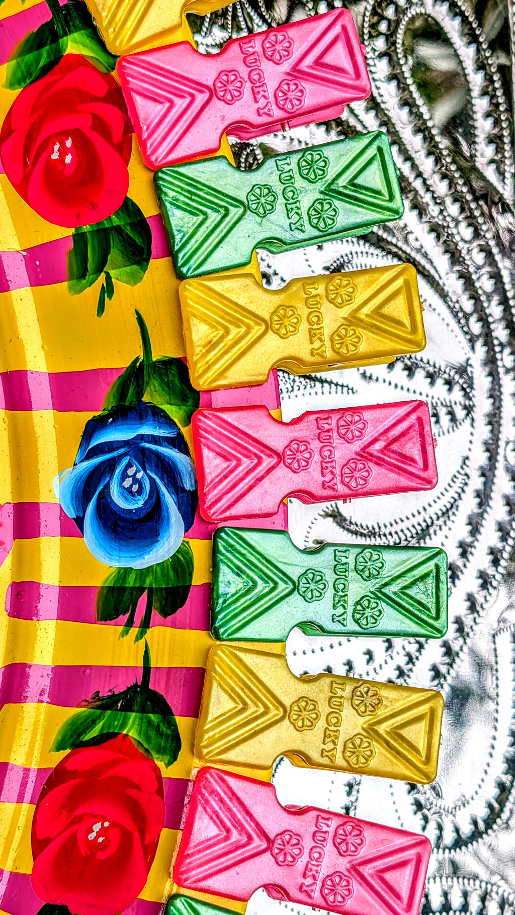 Chunky bright, pearly pegs with flowers for luck! These are great for clipping all of your open packets shut in the cupboard, clipping up posters, washing on the line and a whole manner of other uses! 10 pieces per pack.

6 cm x 2.5cm each
