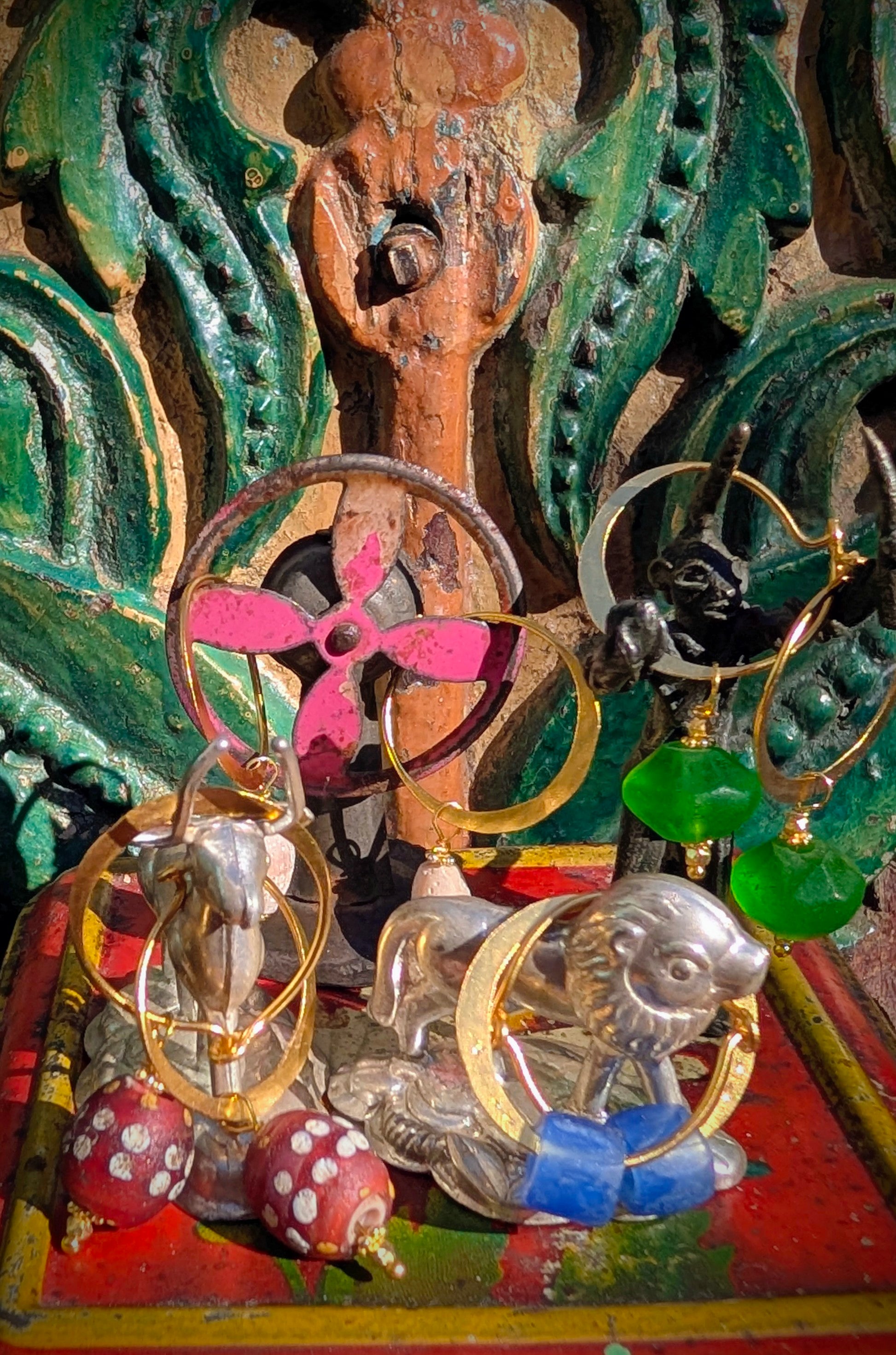  

 

A blackout mix up using beautiful antique African trade beads on modern handmade gold plated silver hoops to wear every day!

Beads include antique Russian blues, Venetian stripes and excavated stone. 

Hoop is 4cm diameter .