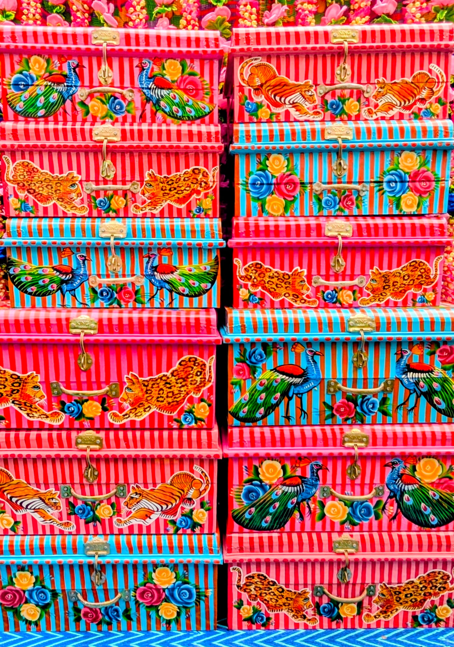 Handpainted in Pakistani by the artisans that paint the fabulously flamboyant trucks! These trunks are painted with heavy duty enamel paints onto recycled metal trunks.  Super useful, beautiful storage!!....toys, textiles, paperwork or treasures will be safe and hidden away🏵️🌺🌼
Due to their handmade and lofi production, designs may vary and also have imperfections.
Decorated at a truck depot on Pakistan, these items aren't perfect factory made pieces, its best to expect what you would in buying vintage i
