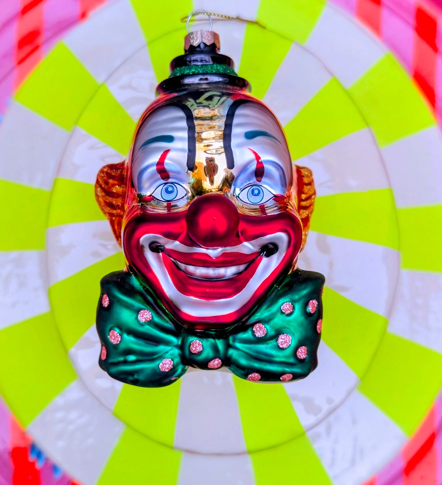 Iconic circus clown with the best big green bow and red nose!!

Some find it super scary and some love him to bits!!

Hand painted and glittered glass clown to add to you super kitsch collection, for Christmas and all year round!

13 x 8 x 8 cm

Fragile,handle with care.

 