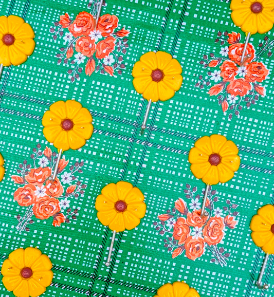 Super Indian kitsch utility!!.
Made the same way since the 1960s!
Comes as a pair with panel pins to nail up.
Dimensions are 8.5cm high, 5 cm wide and 3cm deep.
Pure plastic.