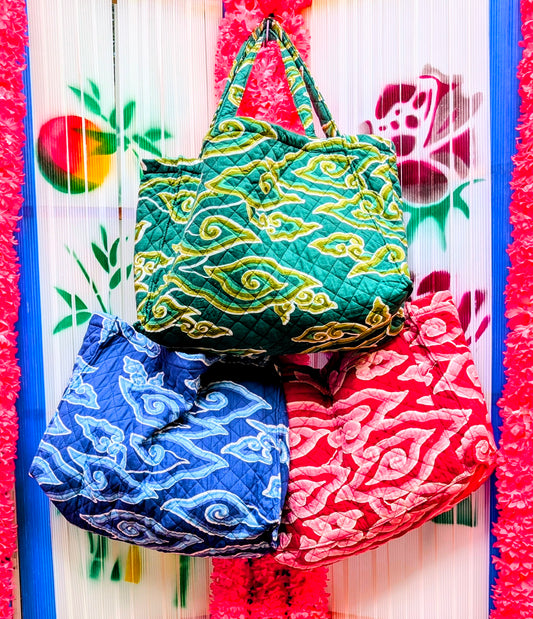 Gorgeous soft quilted cotton shoulder bags in our favourite Javanese mega mendung (clouds that cover the sun) inspired print.

Perfectly practical, super soft and strong , a great everyday, holiday and beach bag!

Lined in a stripe print, and has 2 handy outside pockets.

40 x 30 x 16cm bag with added shoulder length handles.

Cotton 

 

 

 

 
