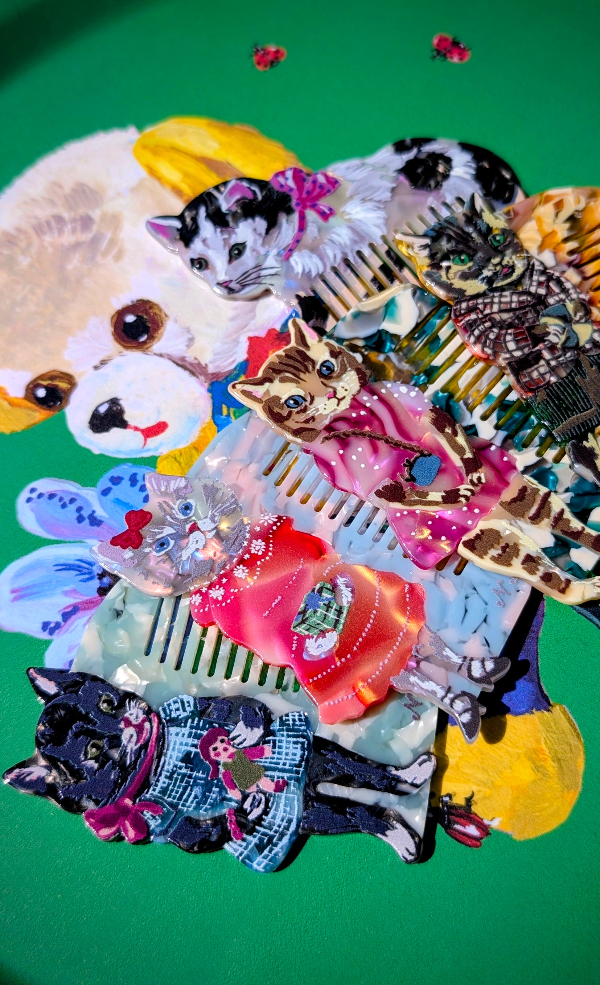 Lordy, these are the most  beautiful acetate, pearly pocket combs by Nathalie Lete, a must for a micro fringed, cat loving pal!!

8 x 5 cm

Acetate.