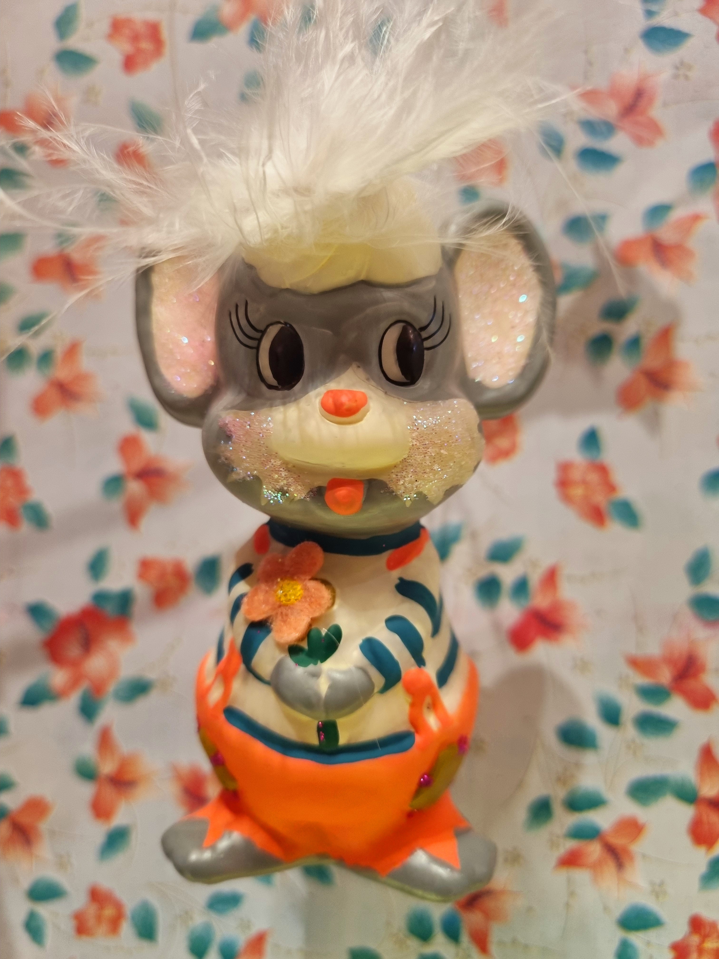 Kitsch mouse decoration
