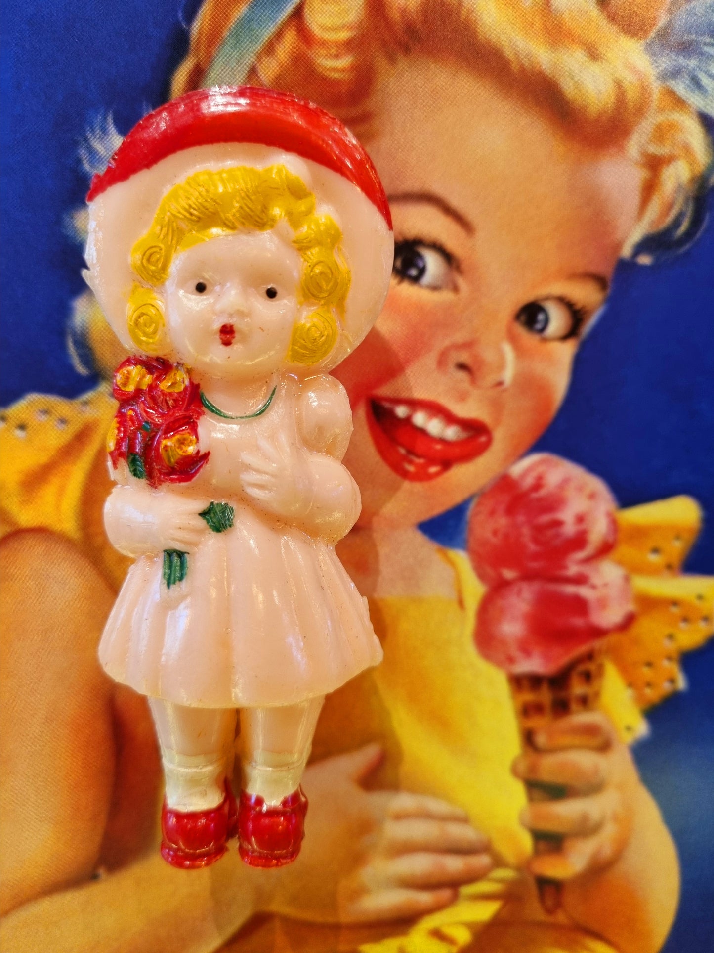 Rattle posy holding gal