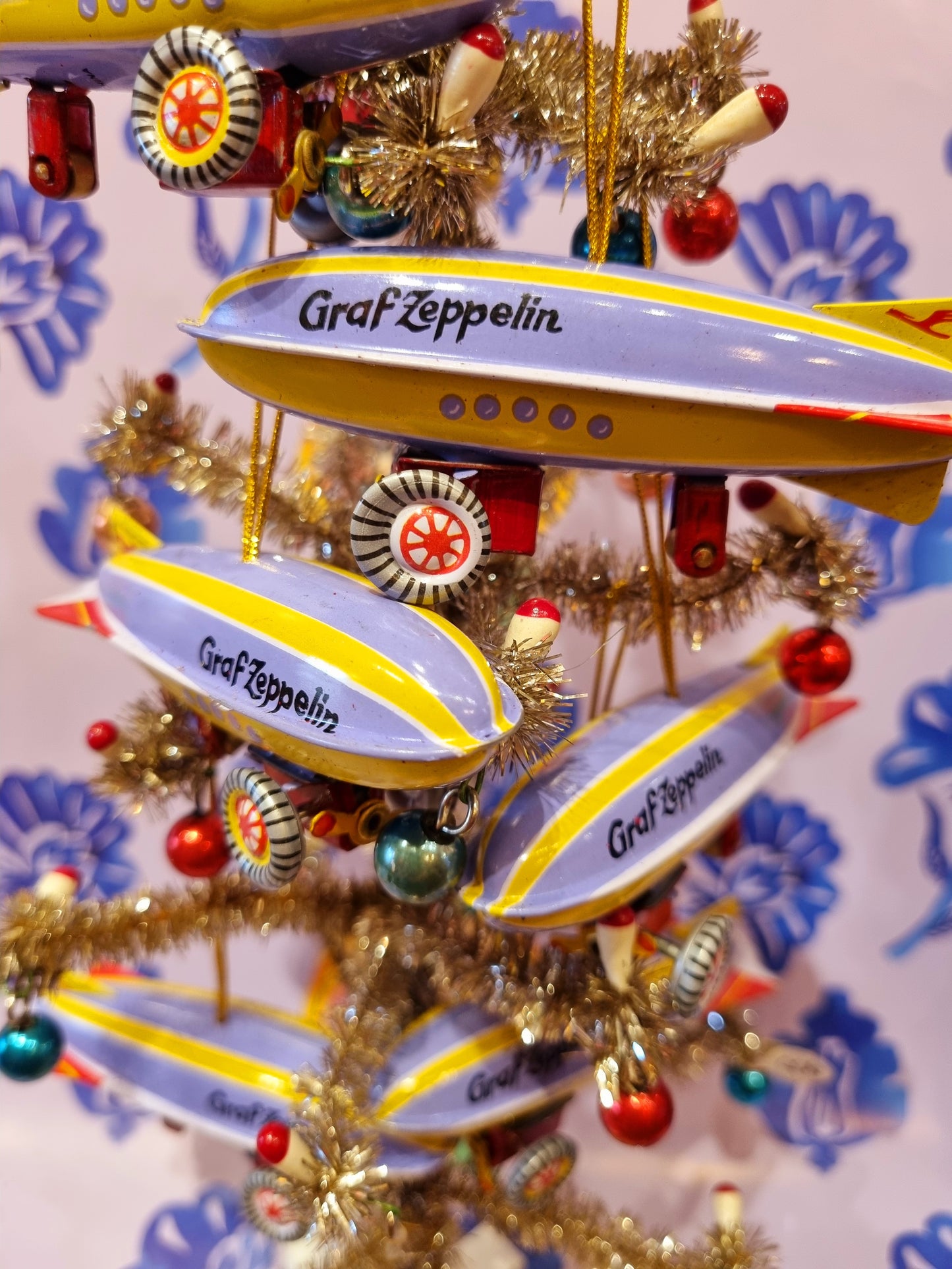 Zeppelin tin decoration