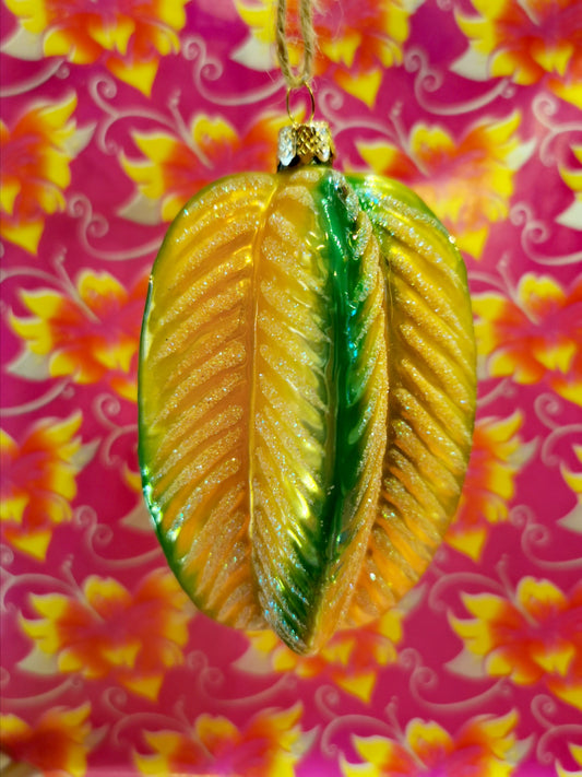 A sparkling star fruit christmas decoration. This hand blown star fruit ornament is a great addition to your Christmas tree or festive holiday display.