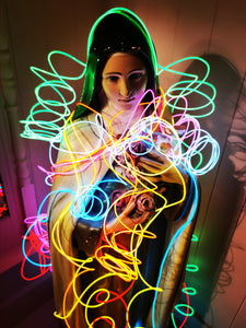 5 metres of neon noodle light string to wrap around statues, shelves, plants, or even wrap around your hairdo fo a party!! These are battery powered so can be used anywhere on the go!!.

5 metres long

Powered by 2 AA size batteries(included) 

