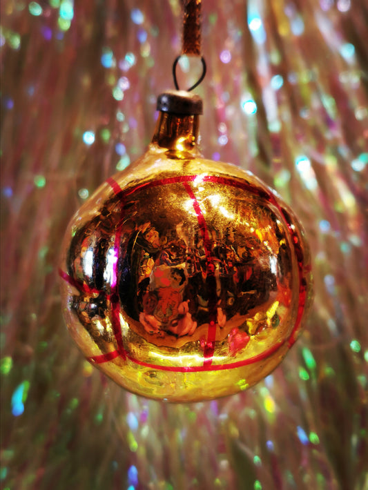Gorgeous vintage mercury and painted glass stylised gold football christmas ornament from the former Soviet Union. Beautifully hand made and decorated. This dates from the 1960s Once you start collecting these it is difficult to stop!!

Made of glass with a steel top and is all original, to be handled and cleaned gently.

Dimensions 6cm high

