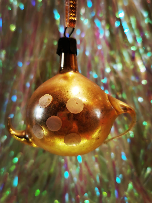 Gorgeous vintage mercury and painted glass stylised pastel gold spotty teapot christmas ornament from the former Soviet Union. Beautifully hand made and decorated. This dates from the 1960s Once you start collecting these it is difficult to stop!!

Made of glass with a steel top and is all original, to be handled and cleaned gently.

Dimensions 6cm high

