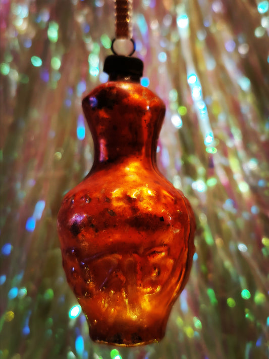 Gorgeous vintage mercury and painted glass stylised orange urn christmas ornament from the former Soviet Union. Beautifully hand made and decorated. This dates from the 1960s Once you start collecting these it is difficult to stop!!

Made of glass with a steel top and is all original, to be handled and cleaned gently.

Dimensions 6cm high

