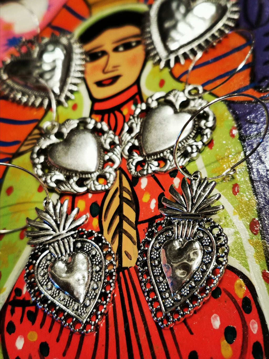 Gorgeous bit of love and fun with these sacred heart costume hoops. Designs taken from Mexican milagros, (miracles) given to the church in hope of a bit of help from the Saints in matters of love...

Silver plated base metal hearts Approx 4cm long

Silver plated stainless Steel hoops 2.5cm diameter


