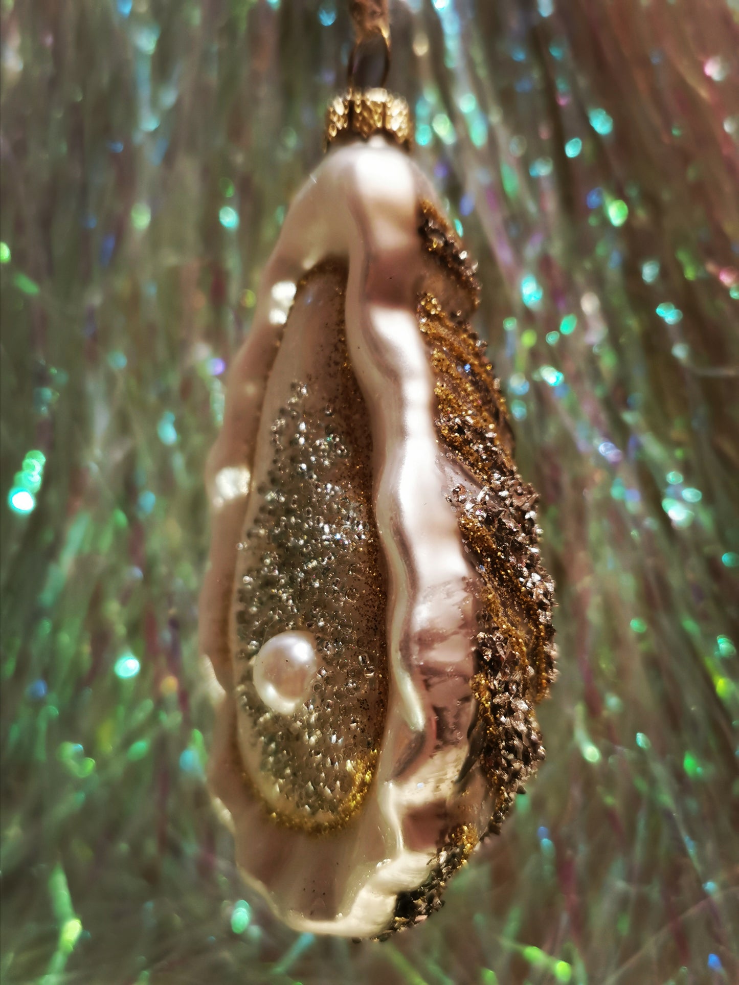 Glittered oyster and pearl