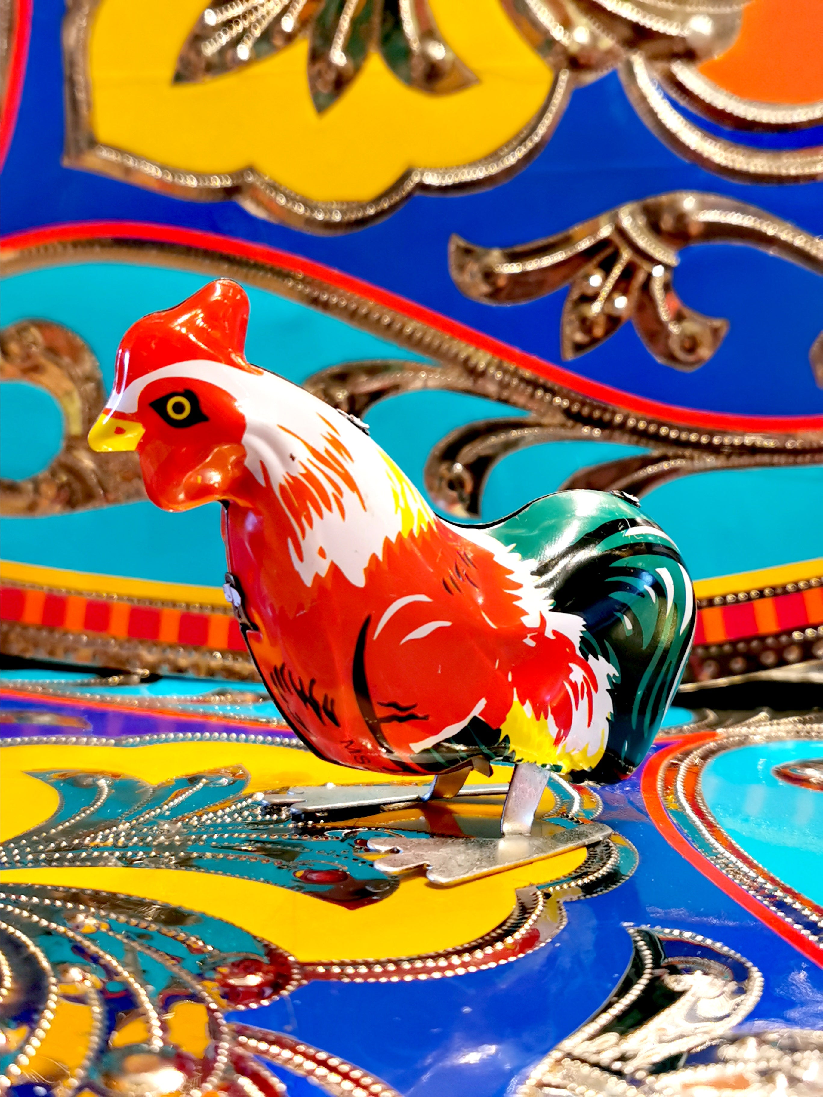 Jumpy clockwork tin rooster for fun! 

Collectable tin toy

8.5cm x 7.5cm x 4cm

Not suitable for children 

