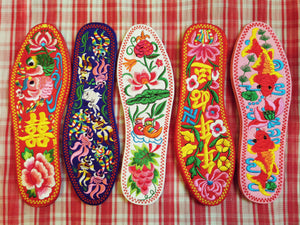 Super pretty embroidered insoles to make you smile when you put your shoes on in the morning! A traditional Chinese craft, especially in the North.

Embroidery on cotton. 

Washable in the machine at 30 degrees. 


