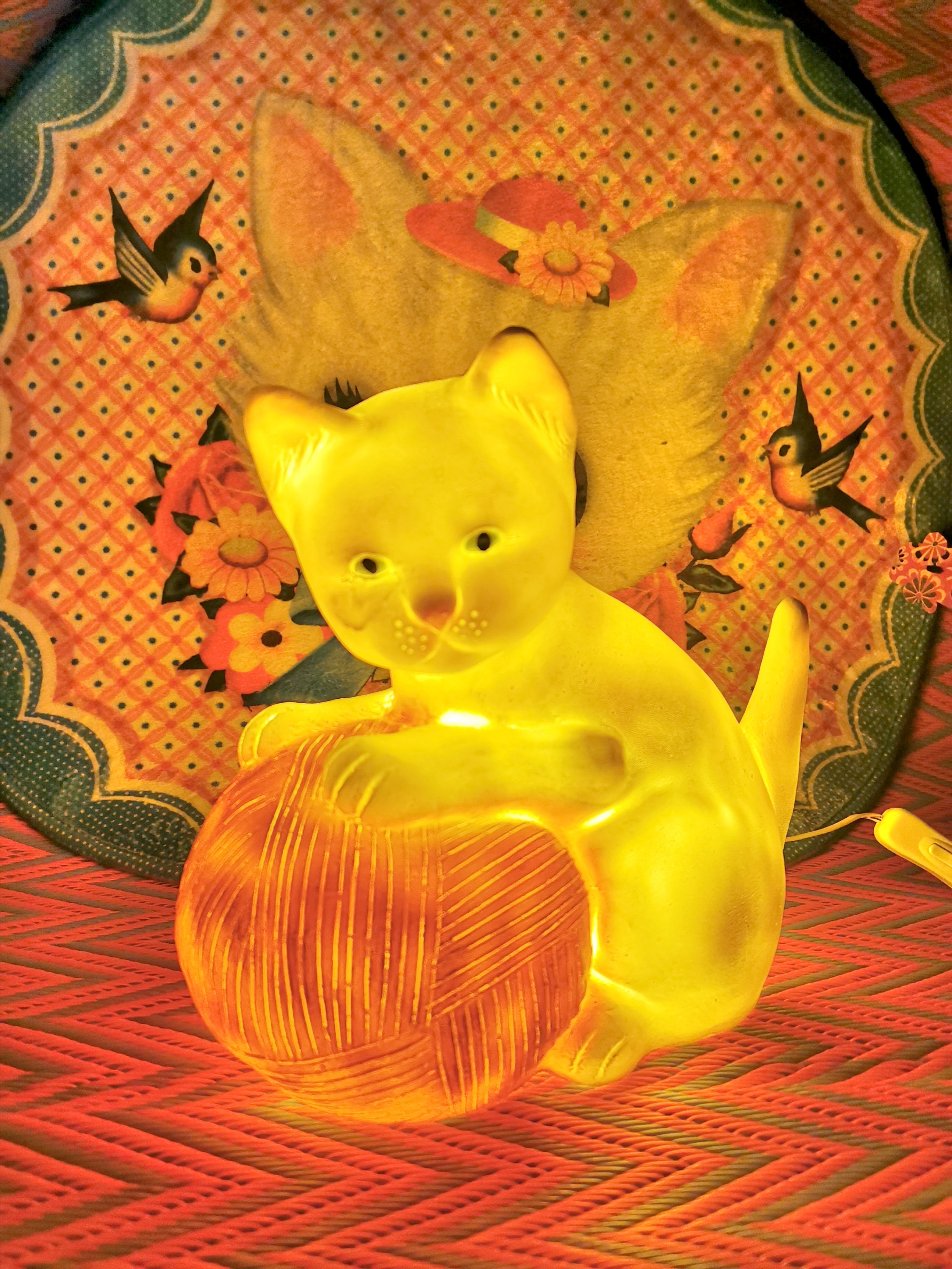 Pretty Puss cat lamp, playing with her ball of wool.!! Makes a great feature or night light. 

Made in Germany, hand decorated resin. 

LED light, UK plug. 

22cm x 23cm x 12cm.

