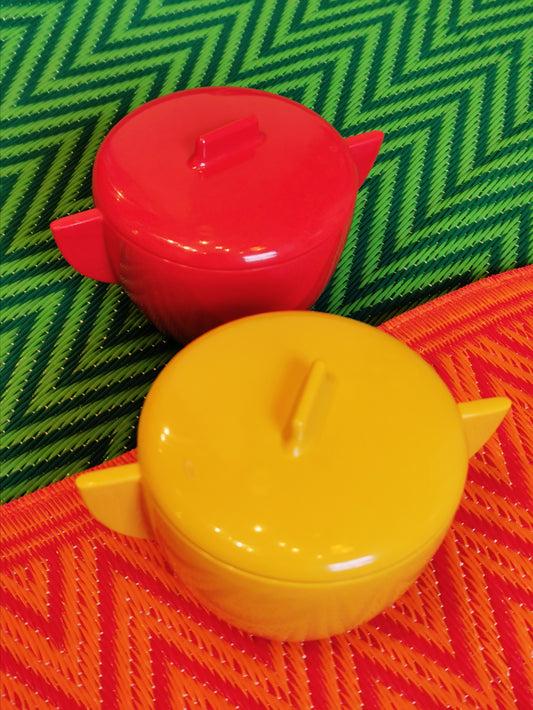 Glorious vintage style every day beauty! Melamine sugar bowl in glorious retro colours. 

10cm diameter, 10 cm high

Dishwasher safe melamine

