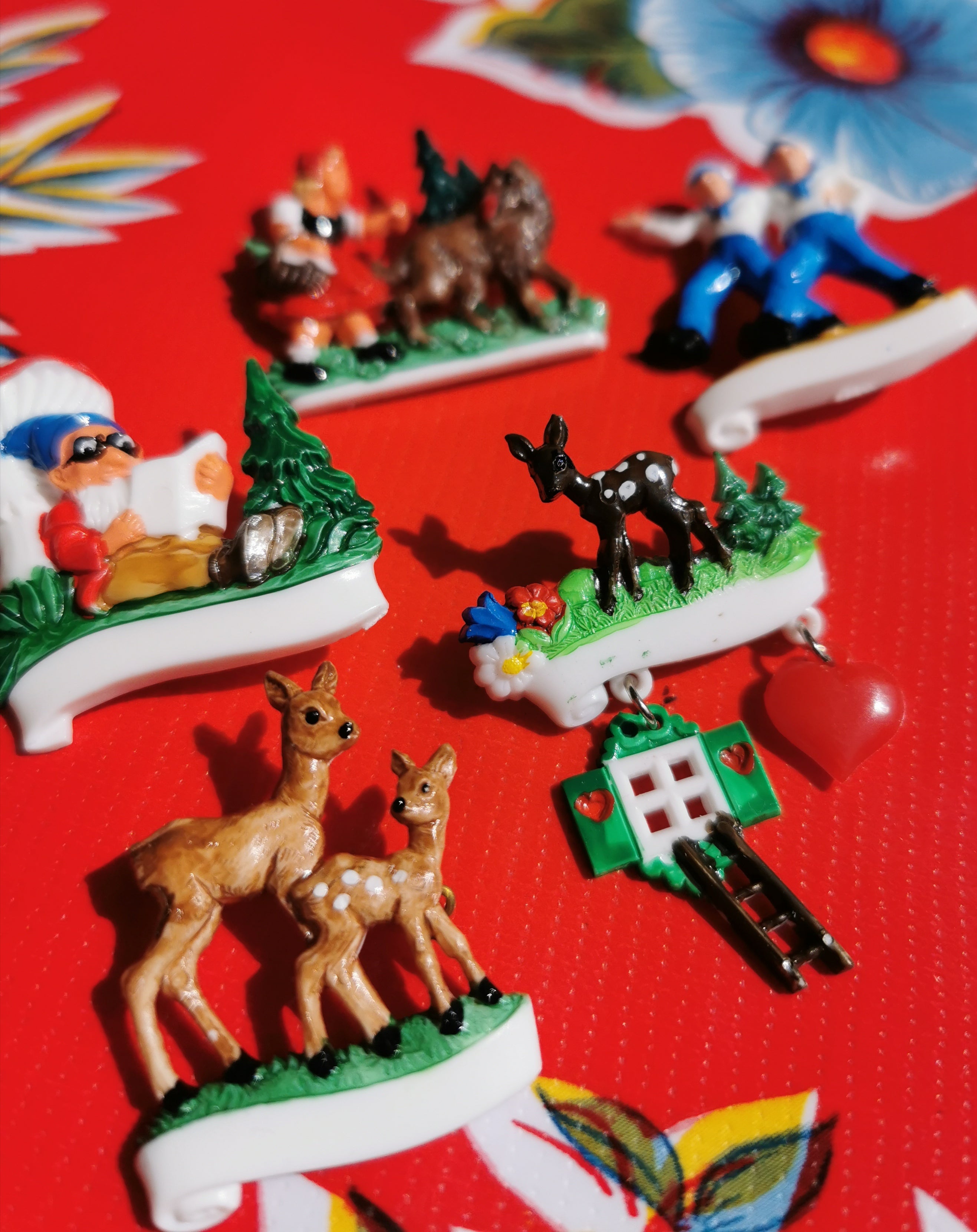 Fairytale folksy brooches, deer, gnomes, wolves and Sailors!!

Sizes vary approx 3cm x 3cm

Handpainted resin. 

