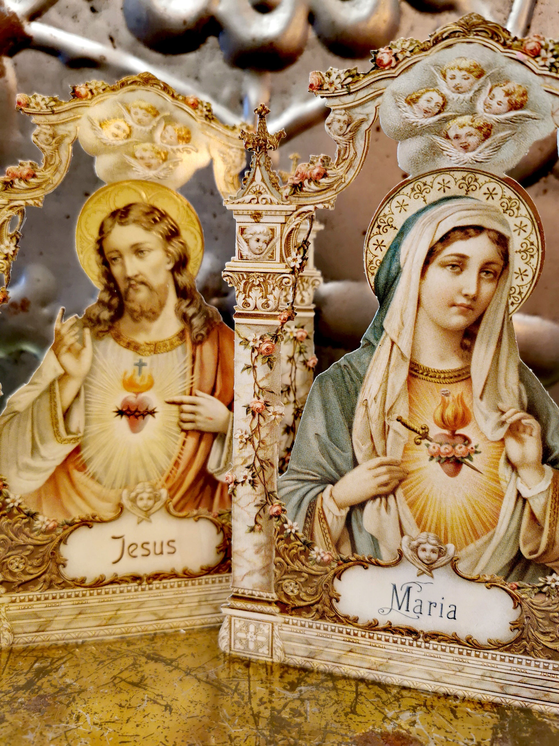 A postable devotional and pretty bit of embossed cut out shrinage!

16.5cm x 10.5cm

Comes with an envelope, sold as a pair. 

