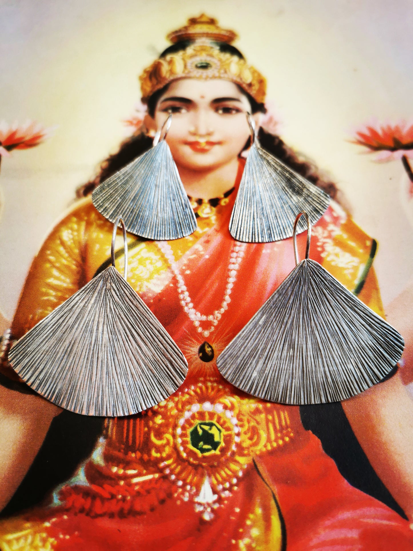 Handmade Burmese Karen fan earrings, beautiful textured with nice long hooks for a secure fit.

Karen Hill Tribe silver has a higher content of silver, at 99.5-99.9% compared with sterling silver at 92.5%.

