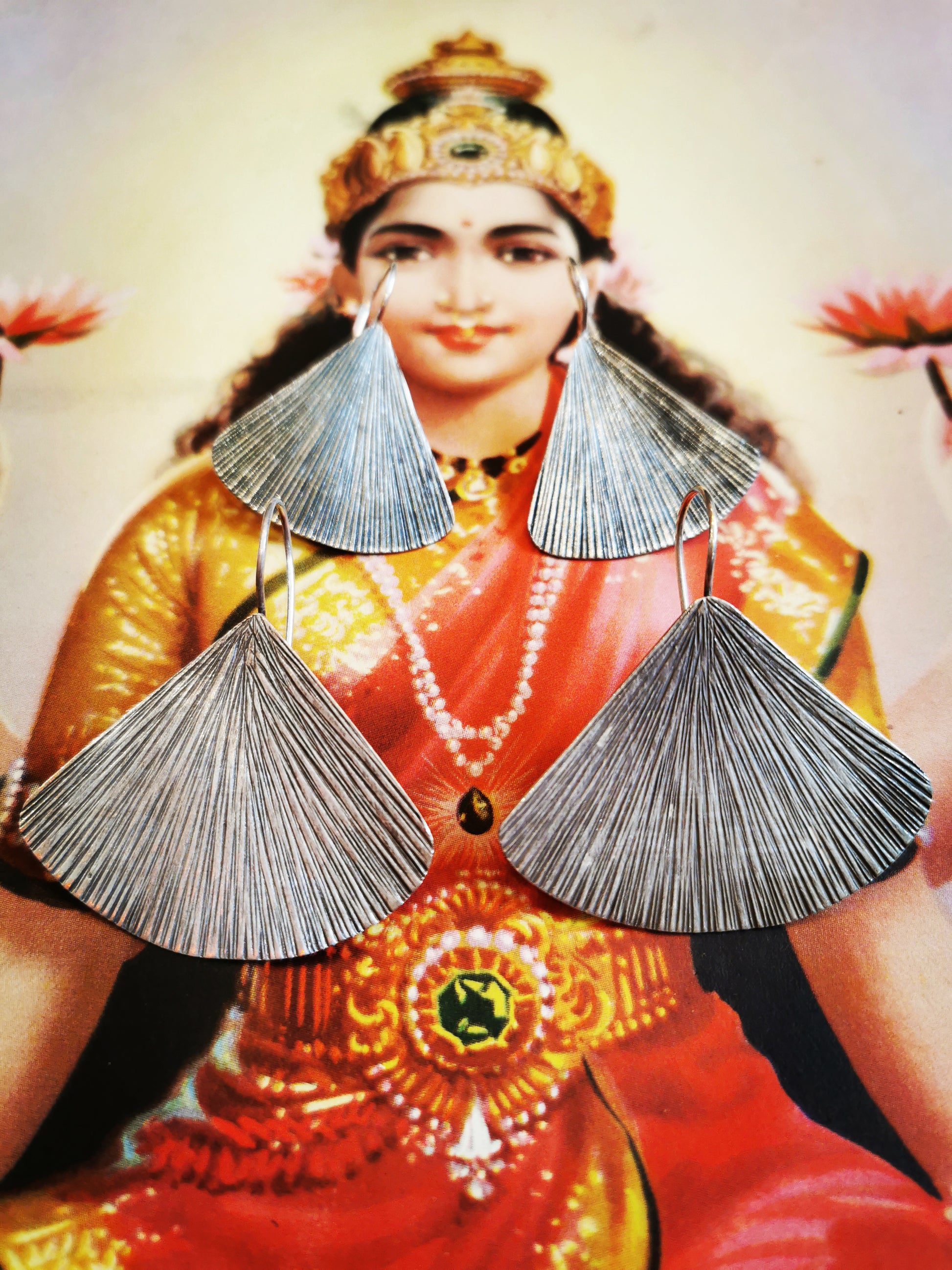 Handmade Burmese Karen fan earrings, beautiful textured with nice long hooks for a secure fit.

Karen Hill Tribe silver has a higher content of silver, at 99.5-99.9% compared with sterling silver at 92.5%.

