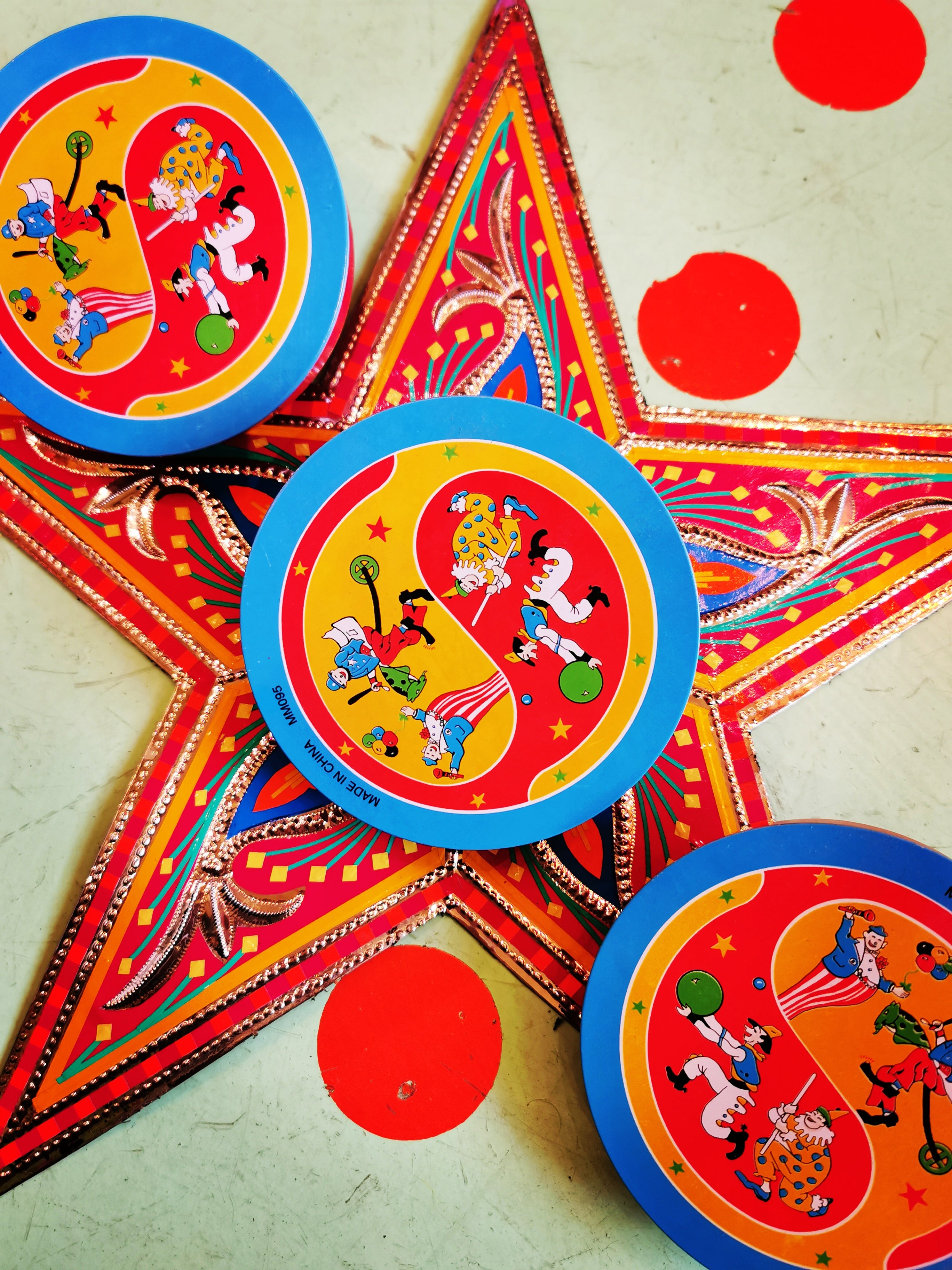 Super loud tin circus rattle, spin to make some noise!!

10.5 cm x 2.5cm

Not suitable for young children 

