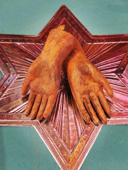 Handpainted Santos hands, a great display piece for tiny things or jewellery, or just to put on a shelf and admire!

Handpainted resin.

7 x 3.5 x 2cm

