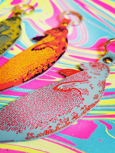 Super seaside seal keyring in shiny printed leather, for your pleasure!

18cm x 5cm

Printed leather

