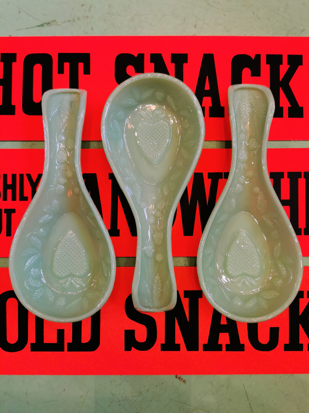 Gorgeous milky green vintage style spoon rest, with lovely folky pressed glass details. Protect your kitchen surfaces from those pesky hot sticky stirrers!! 

Dishwasher safe

21cm x 9cm x 3cm

