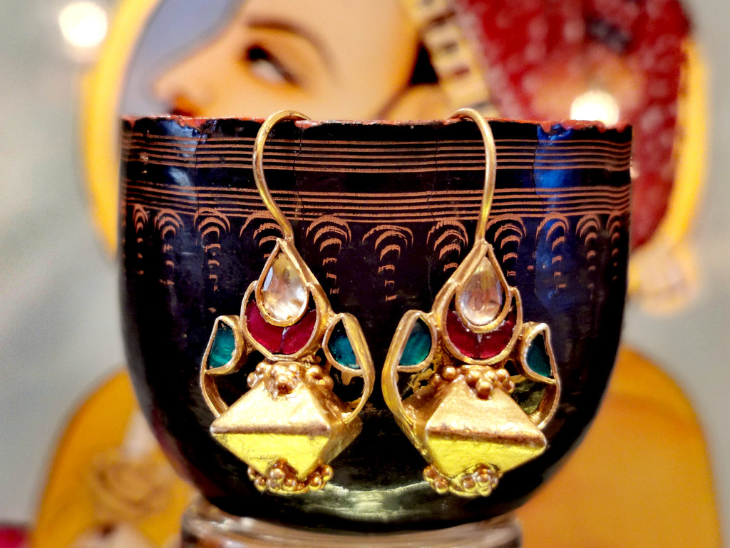 Gorgeous golden geometric design with rose red and green enamel around a clear cut crystal. 

3.7cm long x 1.6cm wide

Gold plated silver, crystal, glass enamel


