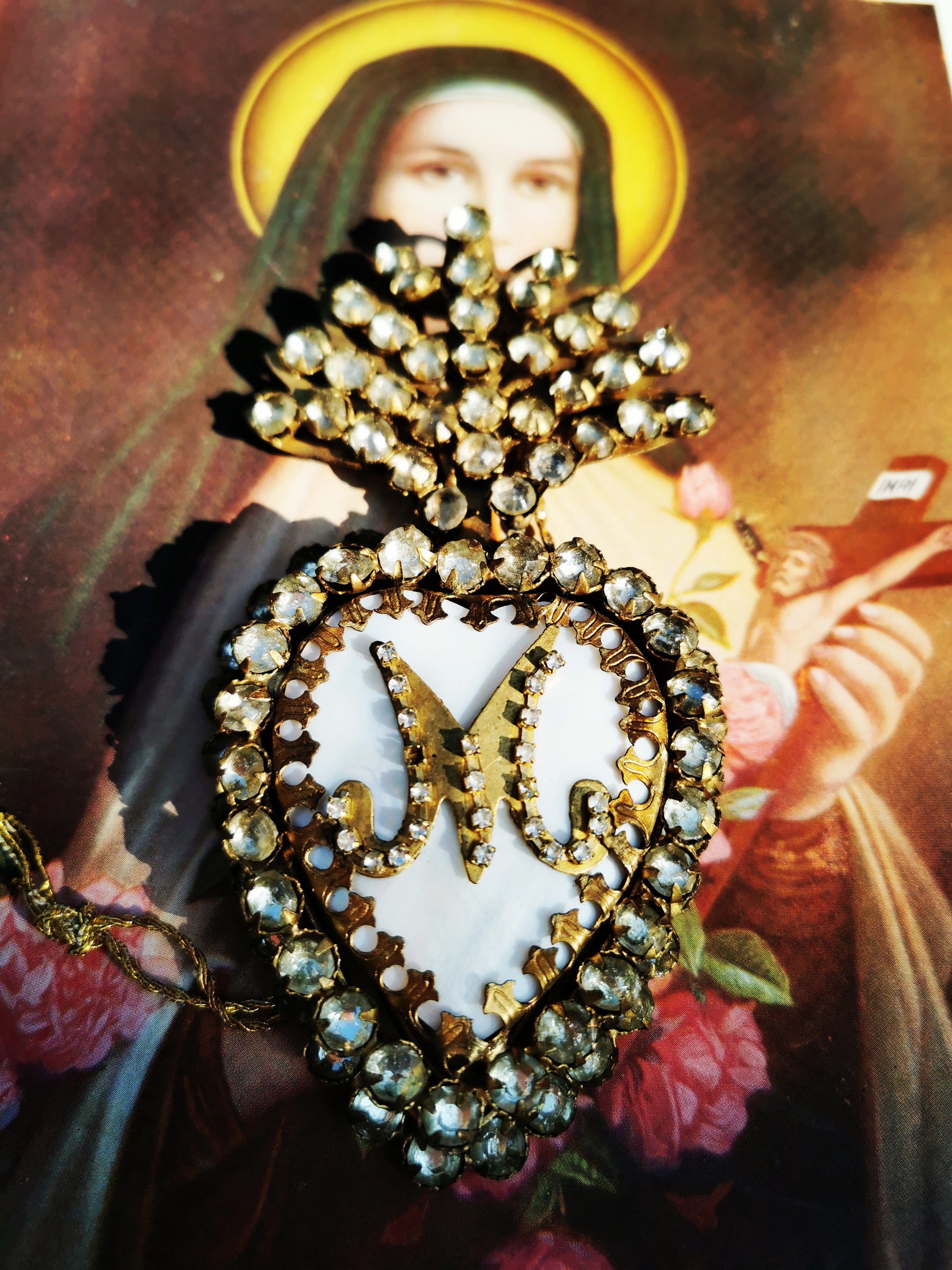 Jewelled and set with mother of pearl, this gorgeous Sacred heart cachet opens at the back to hold or present precious or secret memories. 

13 x 7 x 2cm

Brass,rhinestones,mother of pearl. 

