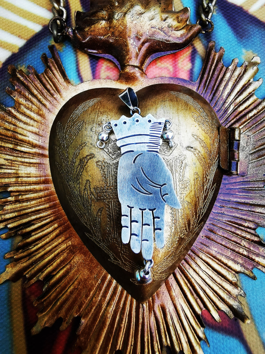 In Mexico the hand isconsider it to represent friendship, love and truth. The hand motif in Mexican jewelry increased after Pablo Picasso's gift of the silver hand-shaped earrings to Frida Kahlo in the 1930's or 40's as he painted herself in them.

This pendant is handmade in Mexico from Mexican silver.

5.5 x 1.8cm

925 silver

