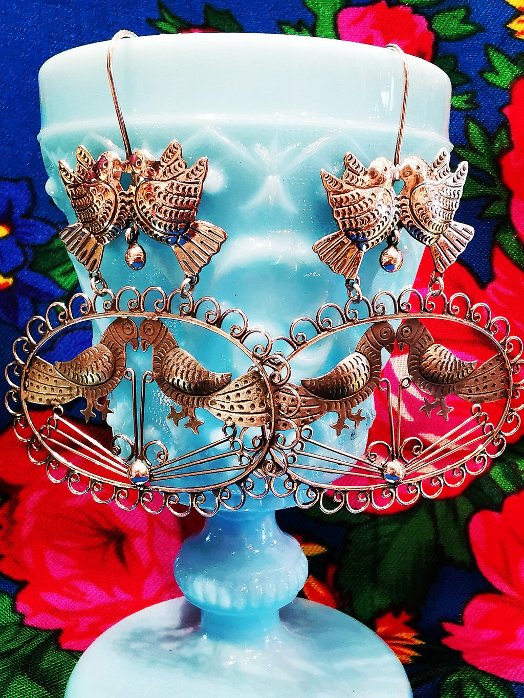 Gorgeous huge Mexican filigree silver earrings with lovebirds for eternal devotion, a traditional Oaxaca design, all hand made in Mexico

925 sterling silver

7cm x 5.5cm

