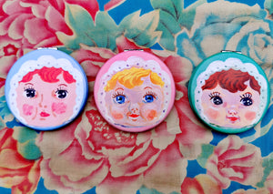 Sweetest double compact mirror by Nathalie Lete, the cutest faces of Japanese dollies!

7.5cm diameter

Metal and faux leather

