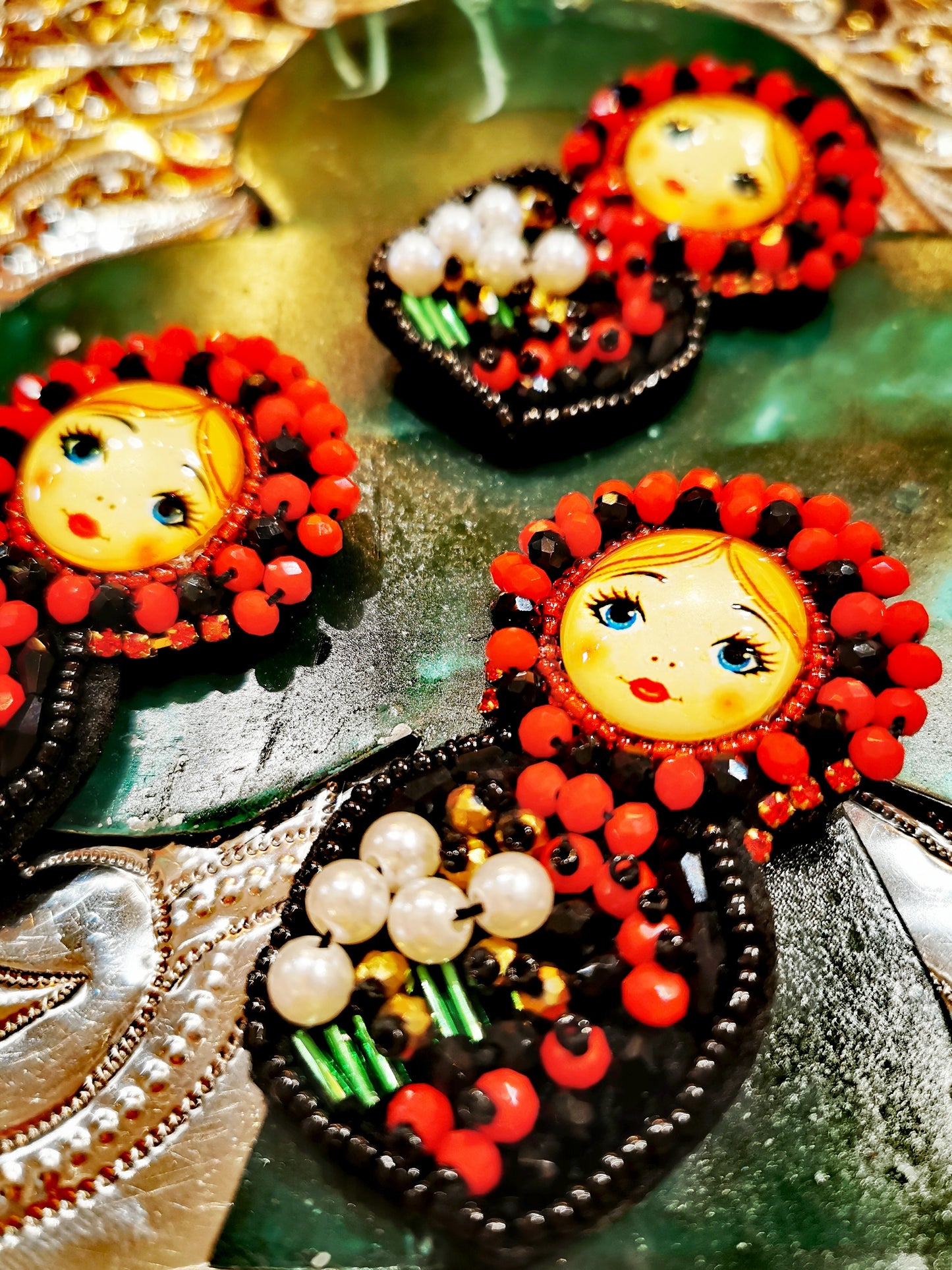 Gorgeous Russian doll brooch,folk costume loveliness and such a cute face!, hand sewn glass beads on felt

6.5cm x 4cm

