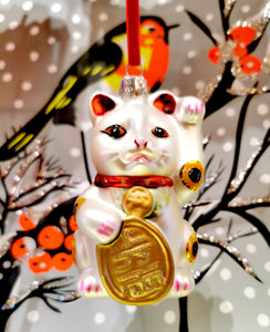 Super kitsch waving lucky cat decoration in silver. 

Made of glass

12 x 7 x 6cm

 


