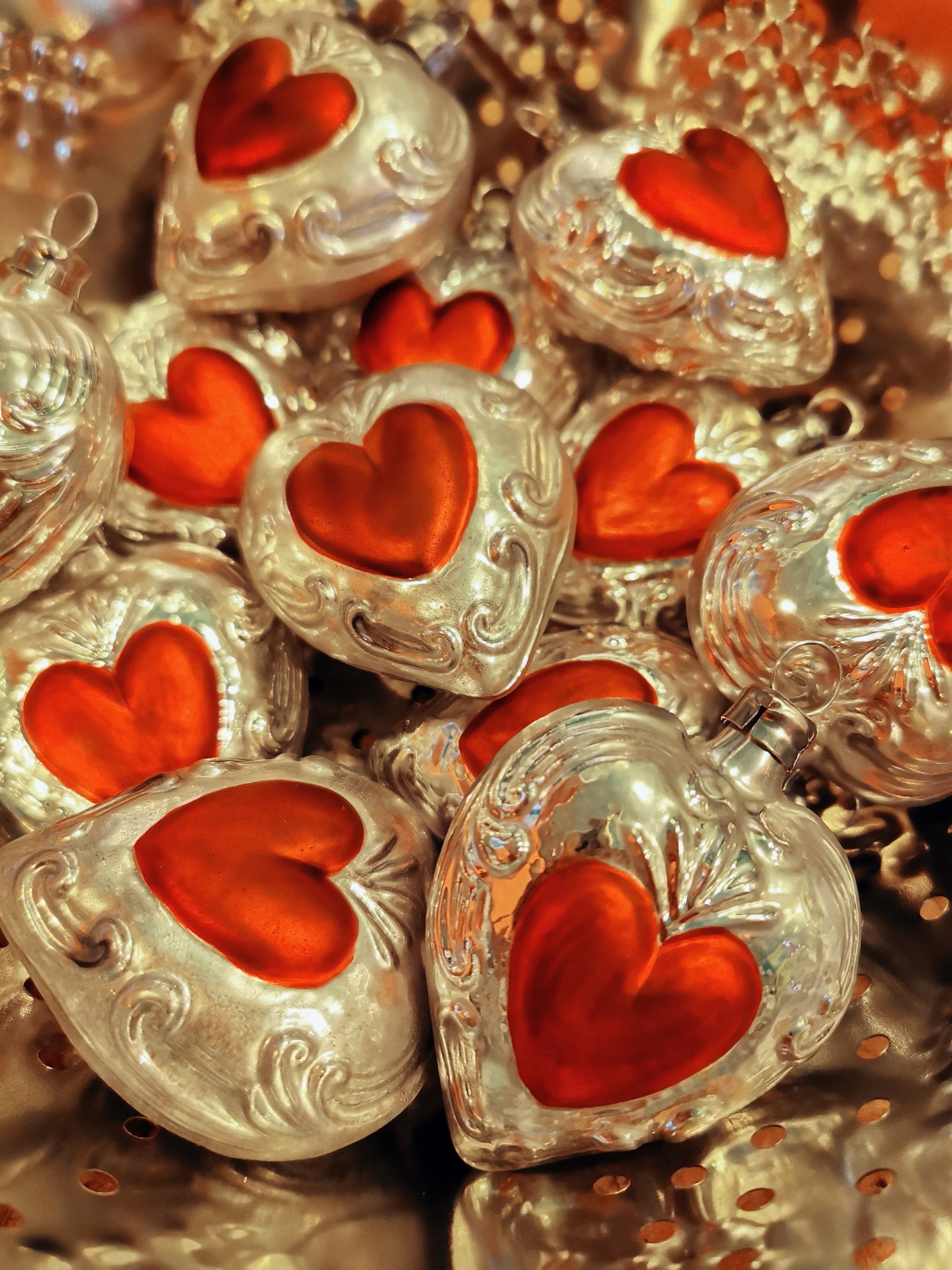 Traditional hand blown, painted glass decoration from Lauscha Germany.

This German mouth blown and lovingly hand painted folk art heart decoration will bring some Christmas splendor to your house and tree.

Size 7 x 6 x 4cm

Fragile, handle with care

