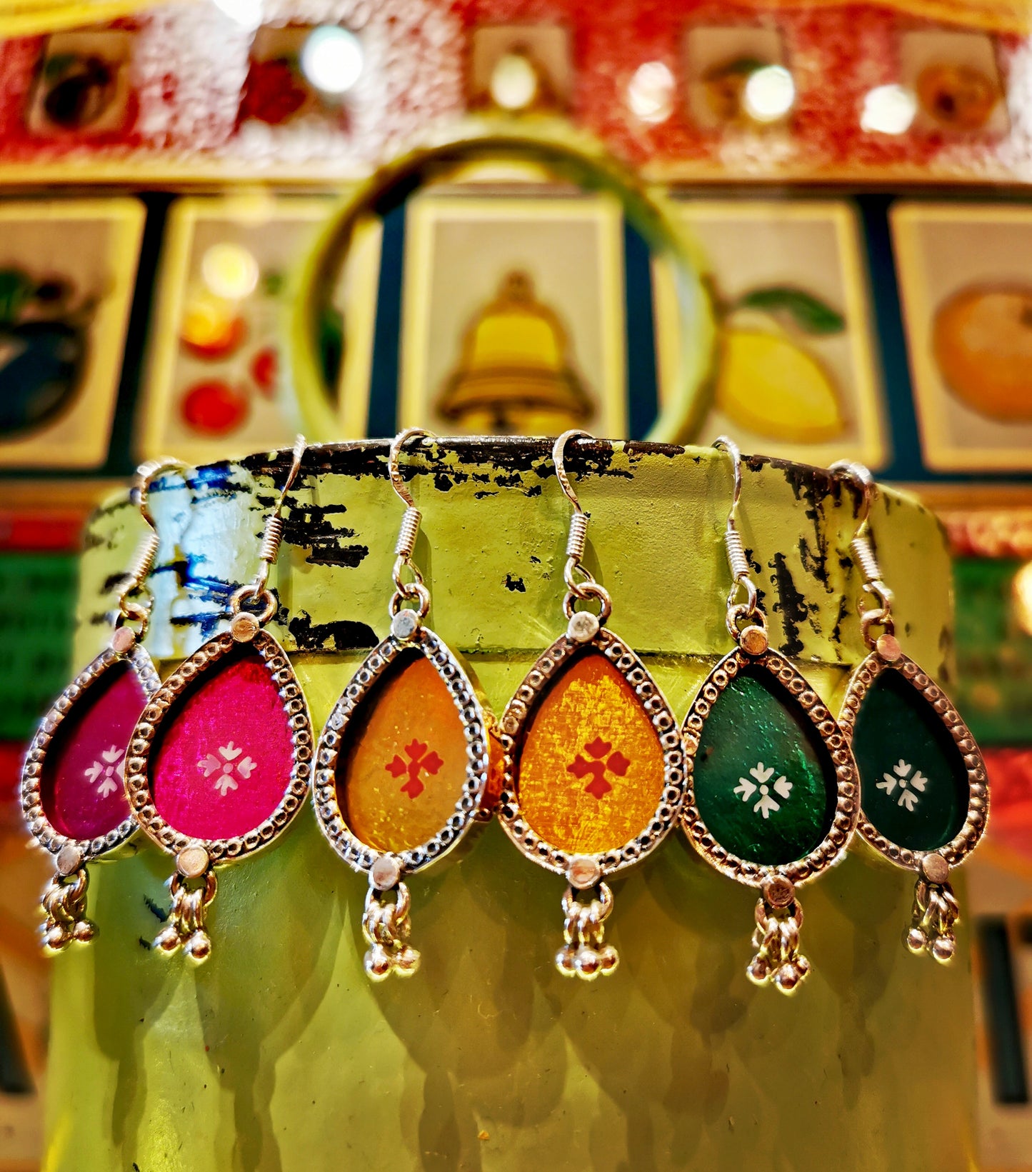  Handpainted foiled glass set in silver and with traditional Rajasthani tiny dangling bells.

Length 4.5cm

Silver and glass. 


