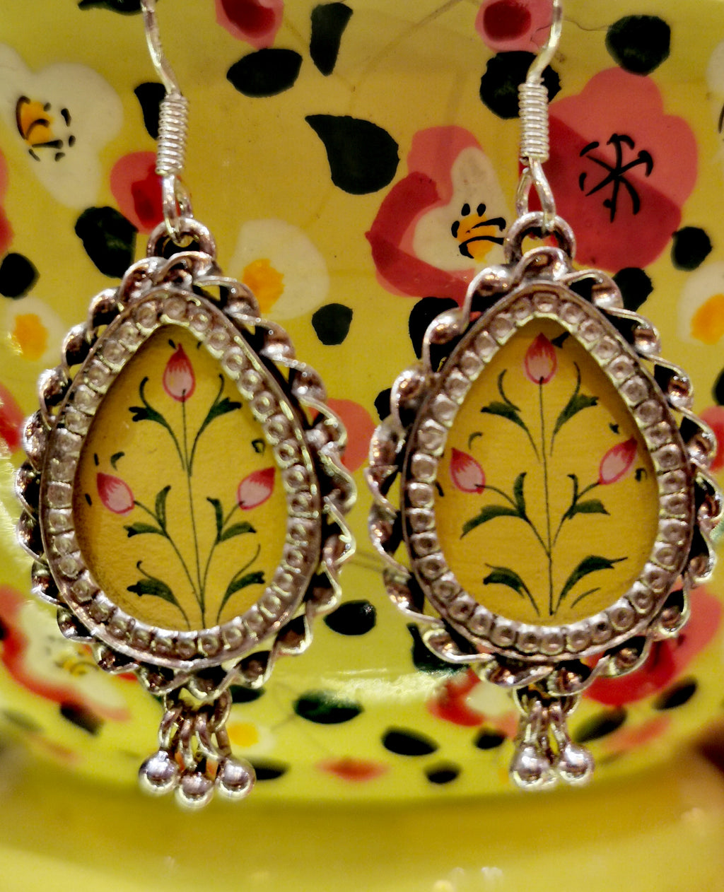  Handpainted gorgeous floral designs inspired by Mughal paintings set in silver and glass and with traditional Rajasthani tiny dangling bells.

Length 4.5cm

Silver and glass. 

 

