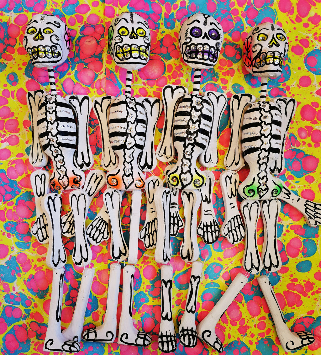 Fabulous hand made paper mache skeletons made in Mexico for Dia das muertos and decorated with glitter and fab fluorescent flowers!

Paper mache and cotton string. 

Approx 70cm x 17cm x 15cm.


