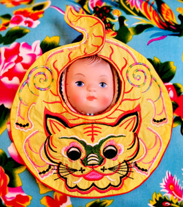 Protective charm of the fierce tiger in this gorgeous embroidered Chinese baby bib.

Cotton, machine washable at 30 degrees. 

Size 0-3 months

