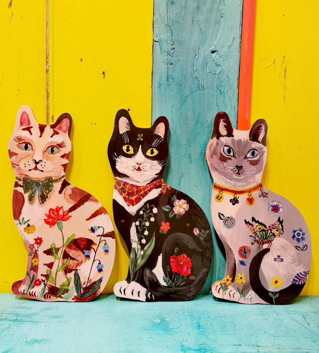 Nathalie Lete's wonderful world of cats on a fabulous Swedish birch wood chopping /cheese/sandwich board to bring a bit of beauty to the kitchen🐱

30cm x 18cm

Melamine coated birch wood. 


