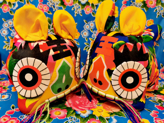 Fabulous traditional chinese fu dog plushie! Often found at entrances in the form of a tiger or lion (despite there fu dog name!) to confuse and repel bad spirits!!

Plushie made from cotton with poly cotton filler.

23 x 12 x 14cm

 

