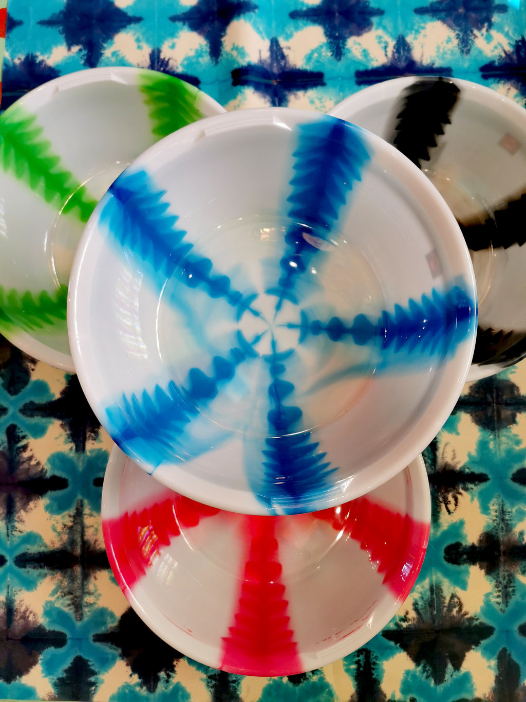 Gorgeous recycled plastic washing up bowls marvelous marbled colours, all vary a little in pattern.

35cm x 35cm x 13.5cm

