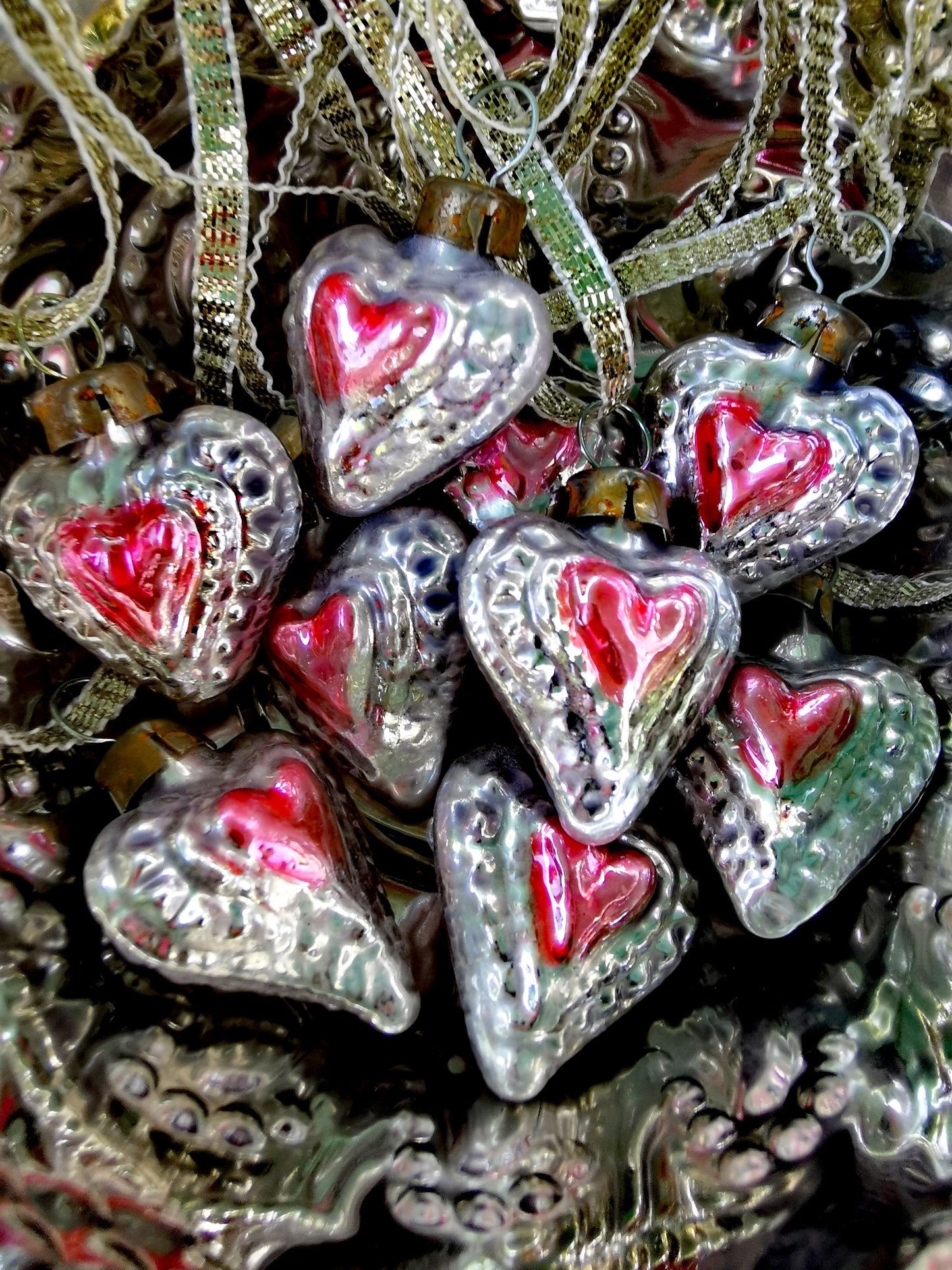 Traditional hand blown, painted glass decoration from Lauscha Germany.

This German mouth blown and lovingly hand painted tiny heart decoration will bring some Christmas splendor to your house and tree.

Size 3.5 x 2.5 x 1.5cm

Fragile, handle with care

