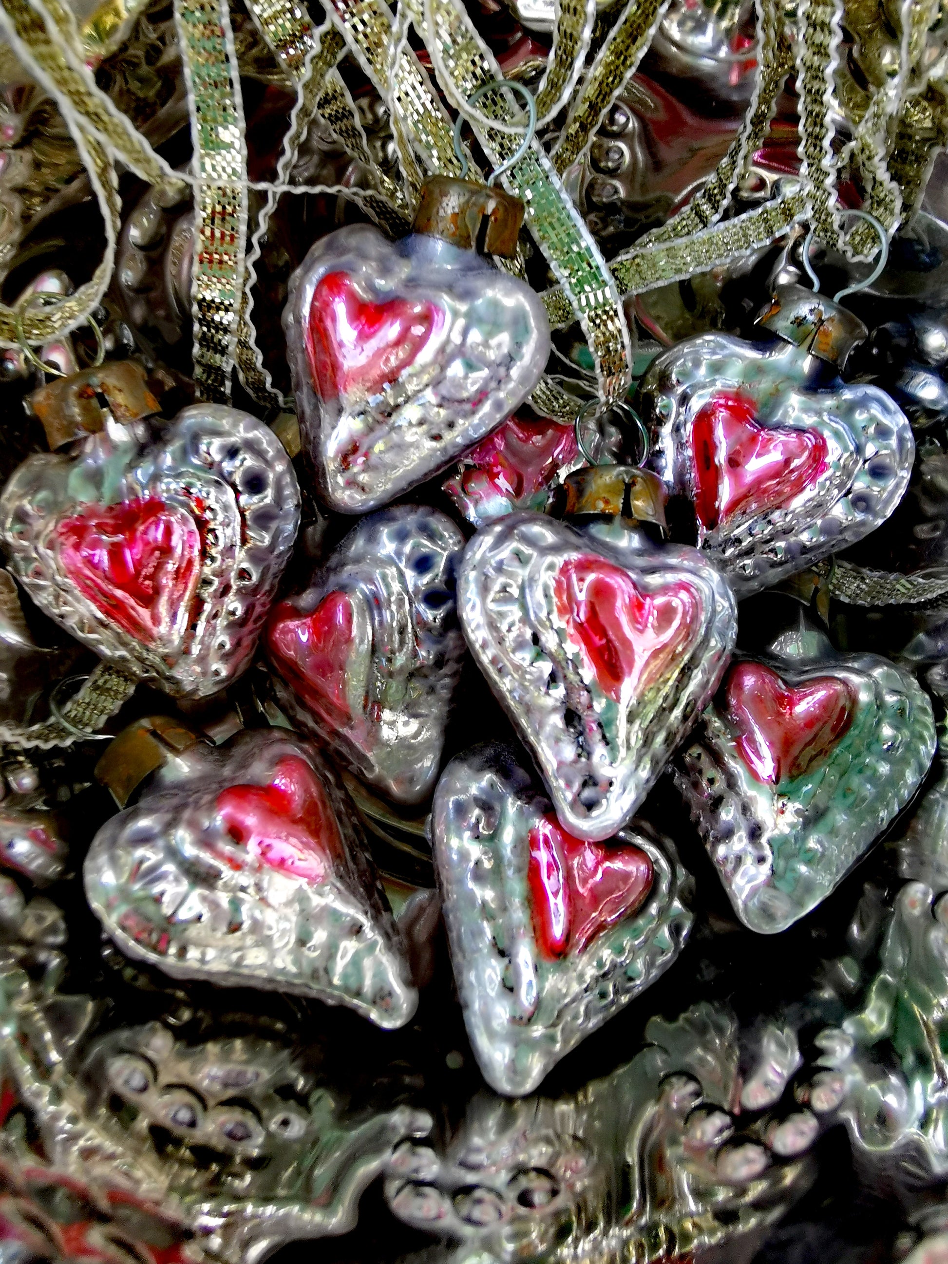 Traditional hand blown, painted glass decoration from Lauscha Germany.

This German mouth blown and lovingly hand painted tiny heart decoration will bring some Christmas splendor to your house and tree.

Size 3.5 x 2.5 x 1.5cm

Fragile, handle with care

