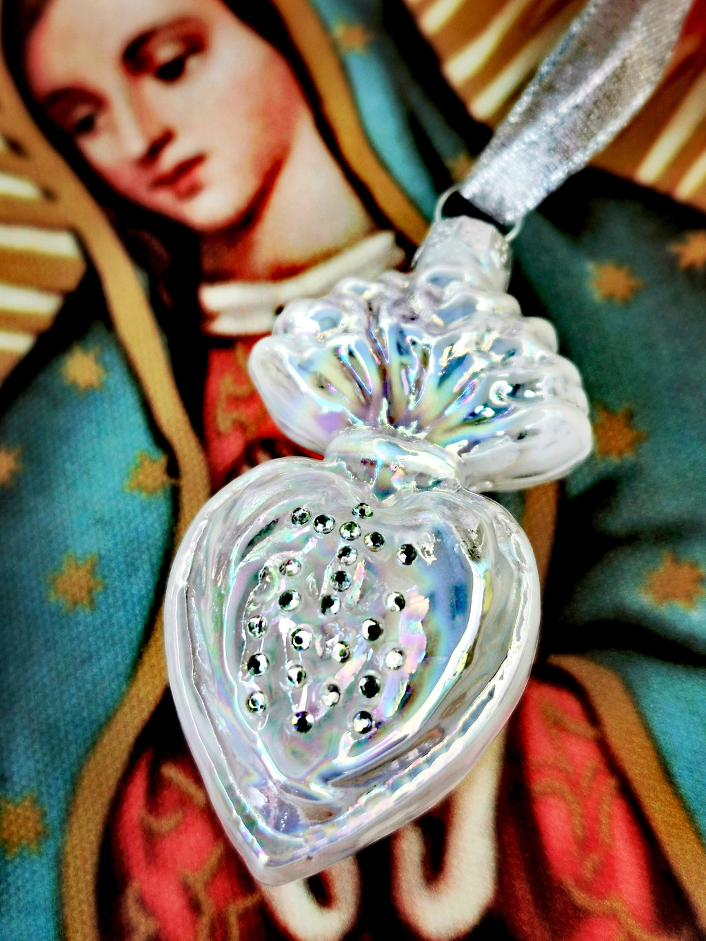 Sweet lustre sacred heart christmas decoration. This fantastic sacred heart ornament will bring some catholic christmas glitz to your Christmas tree or festive holiday display.

Hand-painted glass decoration 

Size 8.5cm x 4cm x 2cm

Fragile, handle with care

